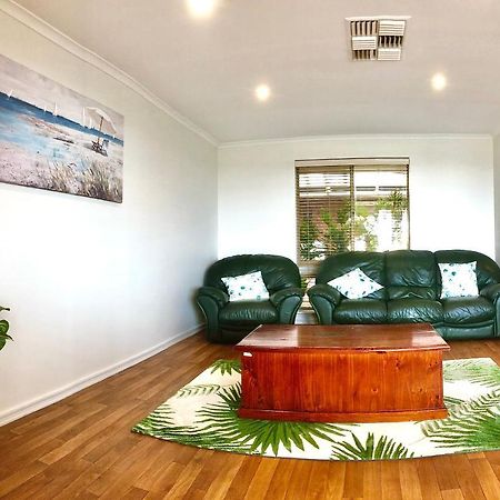Beach House Opposite Ocean 4 Bed 2 Bathroom With Pool Geraldton Exterior photo