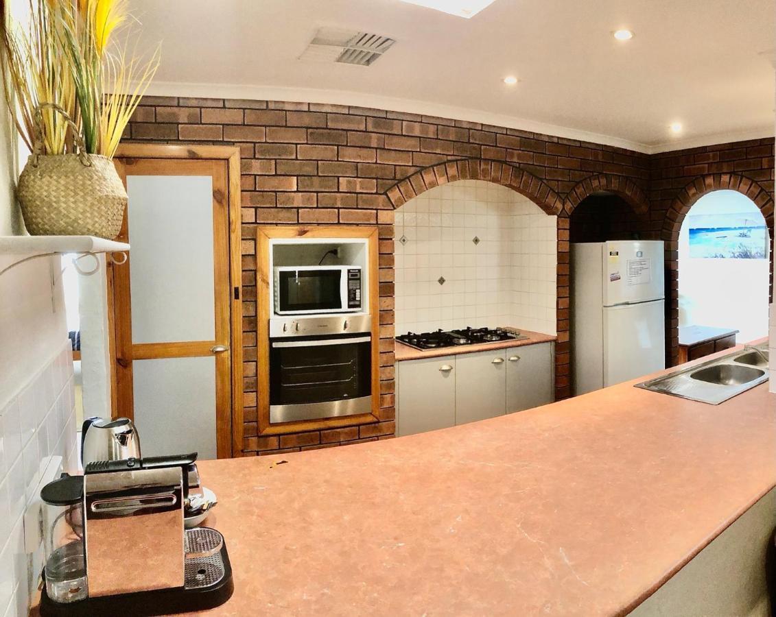 Beach House Opposite Ocean 4 Bed 2 Bathroom With Pool Geraldton Exterior photo