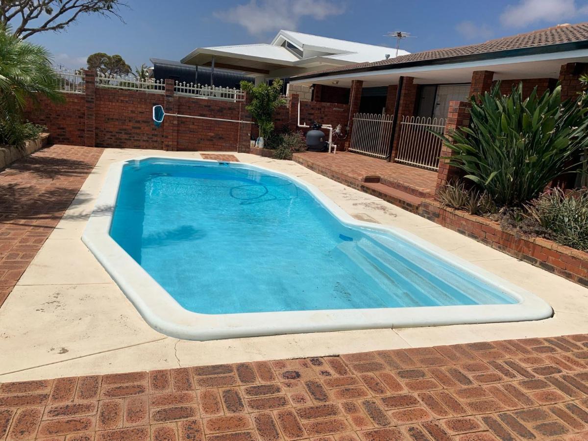 Beach House Opposite Ocean 4 Bed 2 Bathroom With Pool Geraldton Exterior photo