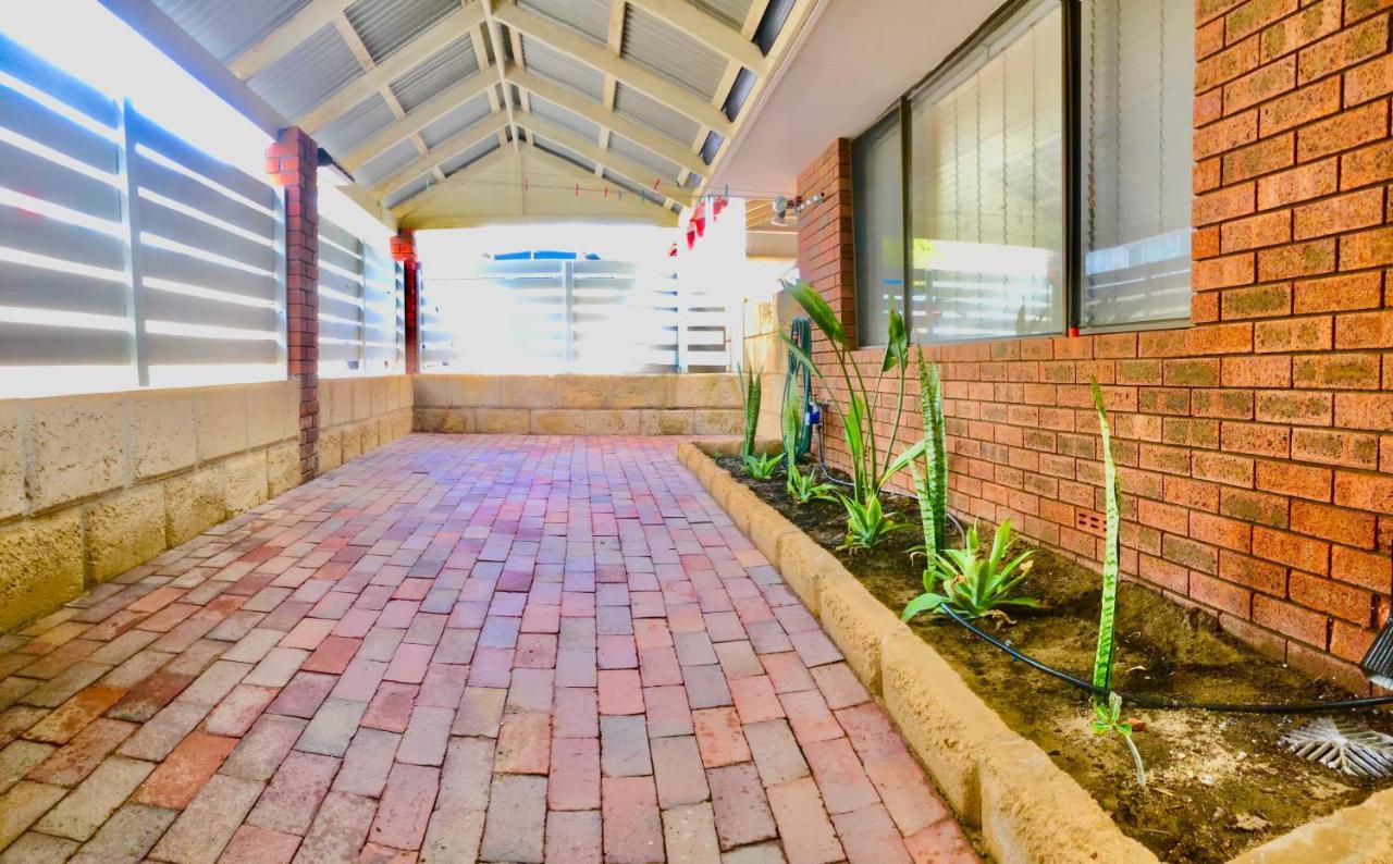 Beach House Opposite Ocean 4 Bed 2 Bathroom With Pool Geraldton Exterior photo