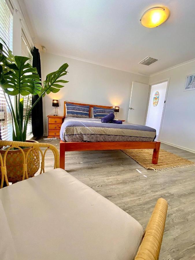 Beach House Opposite Ocean 4 Bed 2 Bathroom With Pool Geraldton Exterior photo